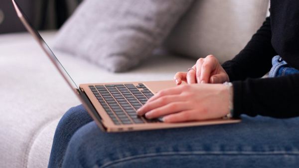 60% россиян положительно относятся к использованию нейросетей в учебе и работе