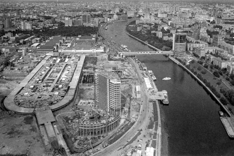 Эпоха калейдоскопа стилей: постмодернизм, лужковская архитектура и