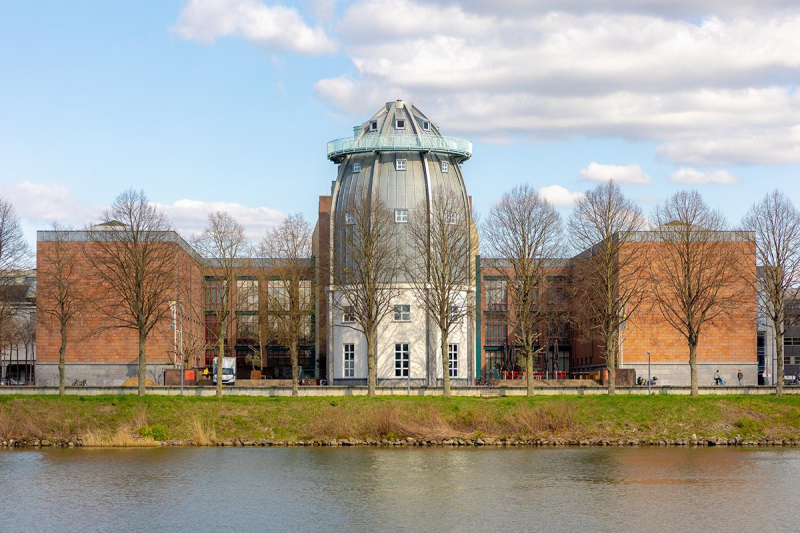 Эпоха калейдоскопа стилей: постмодернизм, лужковская архитектура и