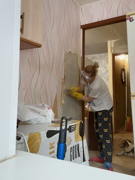 Как я сделала ремонт в хрущевке с проход­ной комнатой за 1,8 млн рублей: фото до ​и после