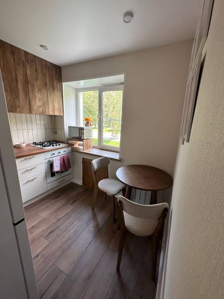 Как я сделала ремонт в хрущевке с проход­ной комнатой за 1,8 млн рублей: фото до ​и после