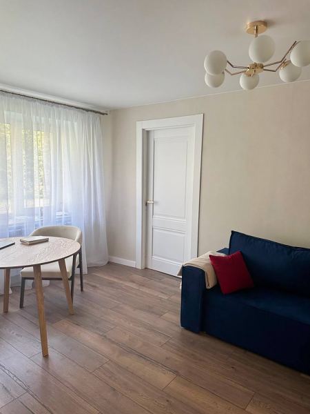 Как я сделала ремонт в хрущевке с проход­ной комнатой за 1,8 млн рублей: фото до ​и после