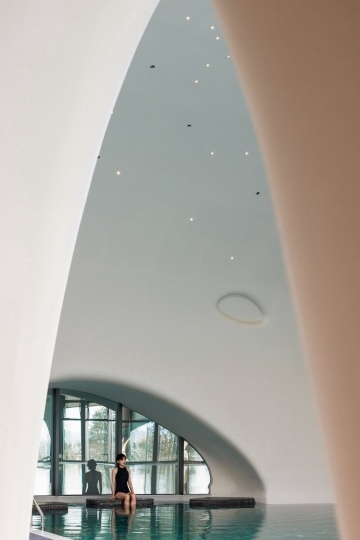 Wutopia Lab завершила строительство павильона на вершине курортного города