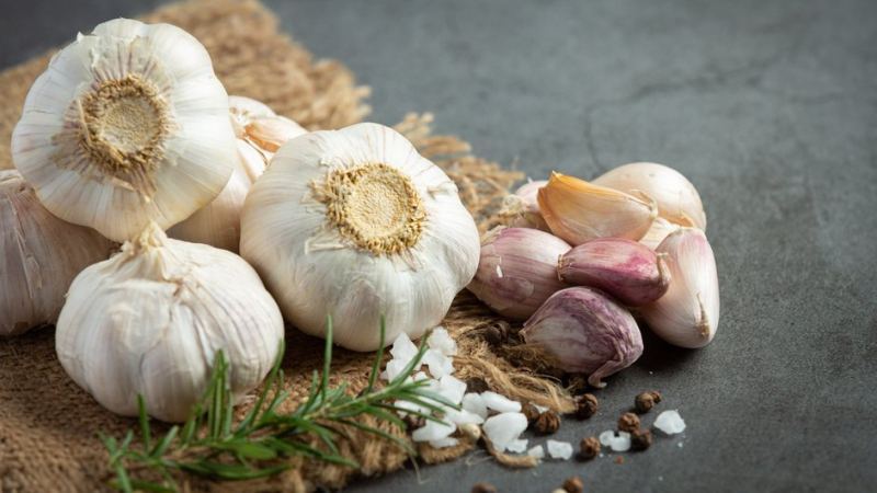 Чеснок практически не влияет на вкус и аромат варенья