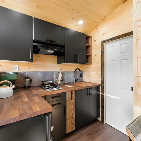 Холостяцкая берлога: взгляните на маленький дом-прицеп Little Lodge родом из США