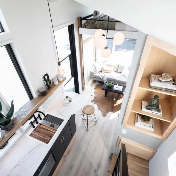 Кровать с секретом: оцените черно-белый дом-прицеп Terra Urban из США