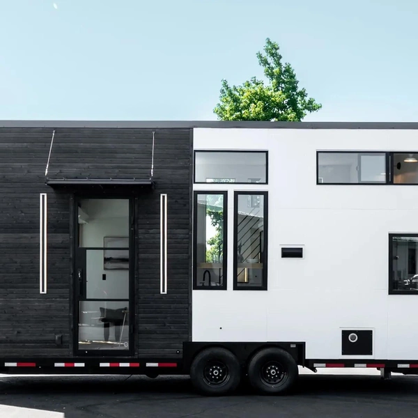 Кровать с секретом: оцените черно-белый дом-прицеп Terra Urban из США