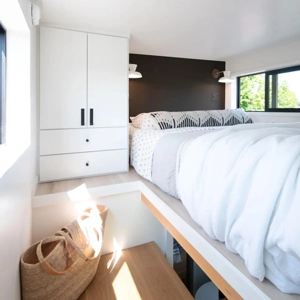 Кровать с секретом: оцените черно-белый дом-прицеп Terra Urban из США