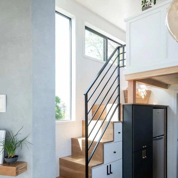 Кровать с секретом: оцените черно-белый дом-прицеп Terra Urban из США