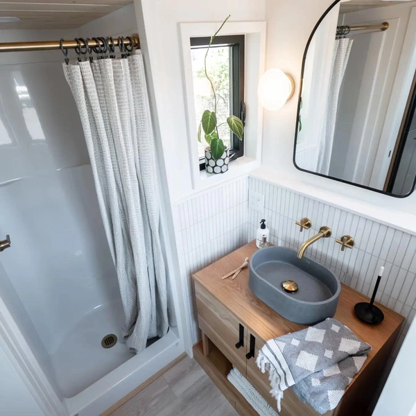 Кровать с секретом: оцените черно-белый дом-прицеп Terra Urban из США