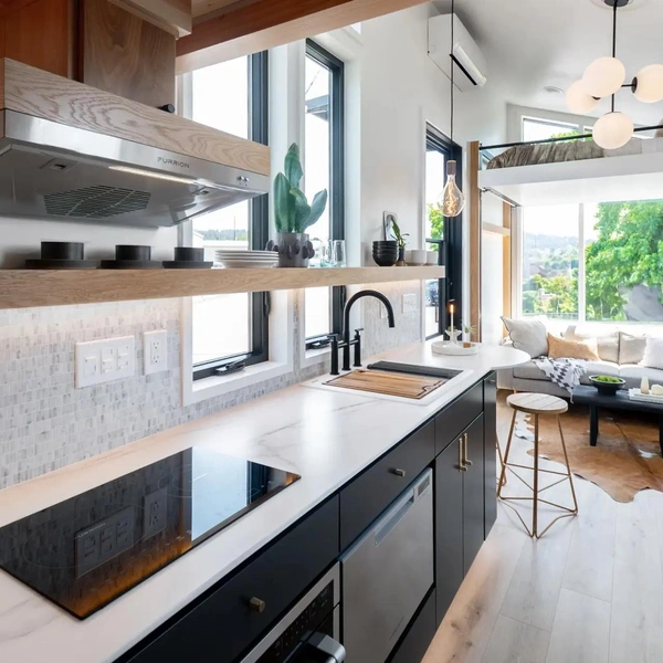 Кровать с секретом: оцените черно-белый дом-прицеп Terra Urban из США