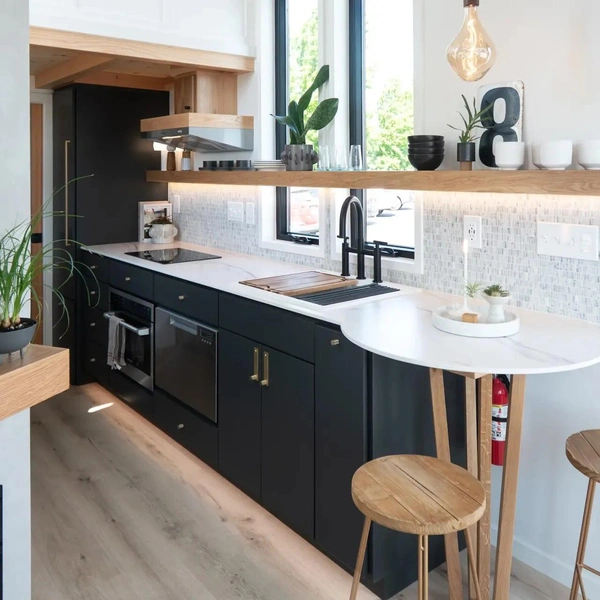 Кровать с секретом: оцените черно-белый дом-прицеп Terra Urban из США