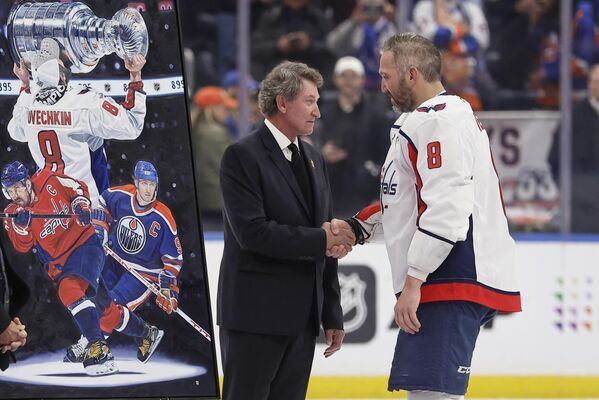 Уэйн Гретцки вышел на лед поздравить Овечкина с рекордом.   &amp;quot;Все мы здесь собрались ради этого парня в форме с восьмым номером. Я могу сказать, что знаю, насколько это сложно - забить 894 гола. Поздравляю Овечкина, его маму, всю его семью, жену и детей. Все говорят, что рекорды созданы для того, чтобы их побили, но я не уверен, что кто-то сможет побить этот&amp;quot;, – сказал легендарный канадский хоккеист.