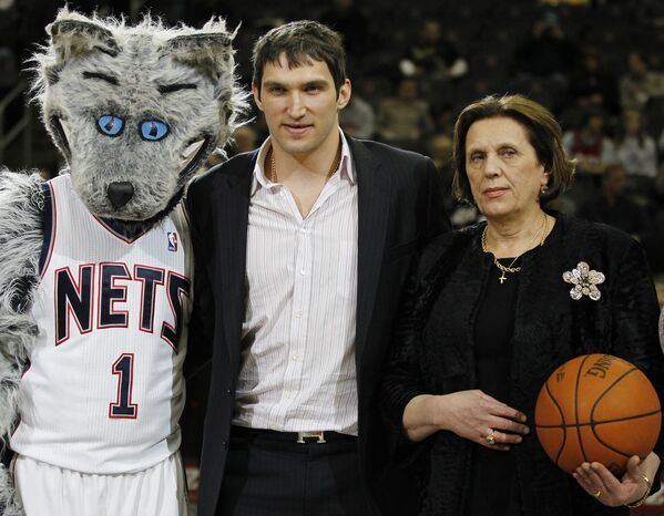 В 2010 году Овечкин стал капитаном &amp;quot;Вашингтон Кэпиталз&amp;quot;.На официальном конкурсе лиги болельщики выбрали ему прозвище Александр Великий.На фото: Александр Овечкин с матерью Татьяной, 2011 год.