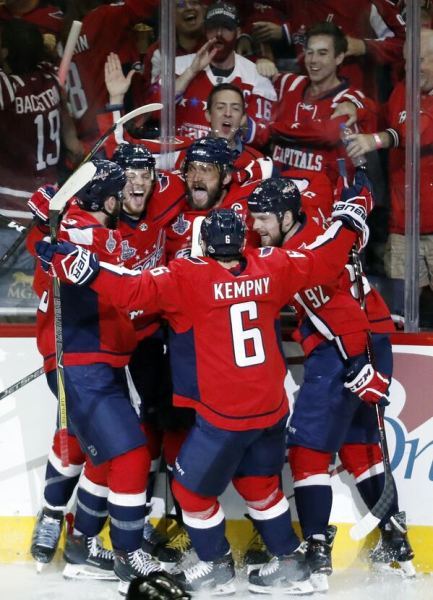 Овечкин – первый хоккеист из России, забивший 500, 600, 700 и 800 голов в регулярных чемпионатах НХЛ. А в апреле 2024-го он стал первым хоккеистом, забившим 850 шайб за один и тот же клуб лиги.Любимая позиция Овечкина для броска – левый круг вбрасывания в зоне соперника. В НХЛ эту позицию часто называют &amp;quot;Офис Овечкина&amp;quot; (Ovi&amp;#x27;s Office).На фото: Александр Овечкин (в центре) празднует с товарищами по команде забитый гол в ворота &amp;quot;Вегас Голден Найтс&amp;quot; во втором периоде третьей игры финала Кубка Стэнли по хоккею с шайбой в субботу, 2 июня 2018 года, в Вашингтоне.