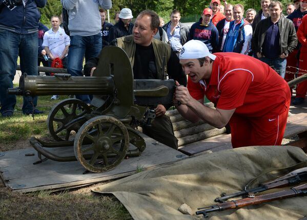 Во время ЧМ-2014, который проходил в Минске, Овечкин не только играл сам и ходил на матчи соперников. Нашлось время и на то, чтобы посетить  &amp;quot;Линию Сталина&amp;quot; под Минском.