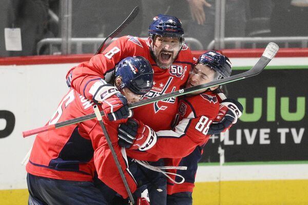 &amp;quot;Это принцип спорта – побеждать. Молодец, я же говорила, что он сможет это сделать. Он пойдет дальше и на этом не остановится. (...) Овечкин – выдающийся из выдающихся&amp;quot;, – сказала легендарный тренер по фигурному катанию Татьяна Тарасова, дочь не менее легендарного хоккейного тренера Анатолия Тарасова, после того как Овечкин побил рекорд Гретцки. Российский хоккеист девять раз становился лучшим снайпером регулярного чемпионата НХЛ, его трижды признавали самым ценным игроком регулярного чемпионата, три раза он завоевывал приз &amp;quot;Тед Линдсей эворд&amp;quot; (вручается лучшему хоккеисту сезона по мнению игроков) и один раз – &amp;quot;Арт Росс трофи&amp;quot; (присуждается лучшему бомбардиру регулярного чемпионата).На фото: Александр Овечкин празднует свой 894-й гол с товарищами по команде в третьем периоде хоккейного матча НХЛ против &amp;quot;Чикаго Блэкхокс&amp;quot; в пятницу, 4 апреля 2025 года, в Вашингтоне.