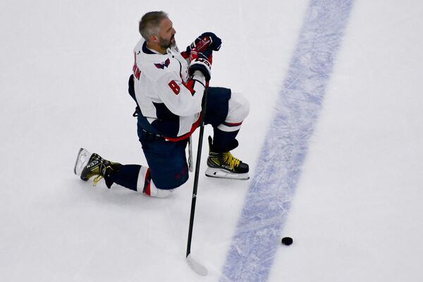 Хобби Овечкина – коллекционирование клюшек, в том числе с автографами известных хоккеистов (в его коллекции есть клюшки таких игроков, как Уэйн Гретцки, Сидни Кросби, Марио Лемье, Здено Хара), свою клюшку он сделал самостоятельно.Хоккеист известен силой своего броска: скорость брошенной им шайбы может достигать 160 километров в час.На фото: Александр Овечкин во время разминки перед началом матча регулярного чемпионата НХЛ между ХК &amp;quot;Нью-Йорк Айлендерс&amp;quot; (Нью-Йорк) и ХК &amp;quot;Вашингтон Кэпиталз&amp;quot; (Вашингтон), 6 апреля 2025 года.