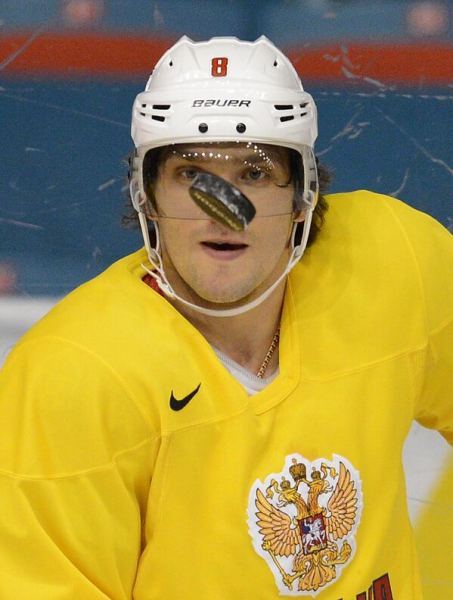 Овечкин играет в быстрый силовой хоккей, за жесткую и контактную игру его часто критикуют СМИ. За карьеру ему пять раз ломали нос.На весь мир известна щербатая улыбка Ови: в первой игре сезоне 2007-2008 защитник &amp;quot;Атланты Трэшерз&amp;quot; (сейчас – &amp;quot;Виннипег Джетс&amp;quot;) Стив Маккартни ударил Овечкина черенком клюшки  по лицу, разбив его до крови. Александр доиграл матч, а после ему наложили 14 швов и удалили верхний резец. Восстановление этого зуба российский хоккеист отложил до конца спортивной карьеры.На фото: Александр Овечкин принимает участие в тренировке на Ховет-Арене в Стокгольме, май 2012 года.