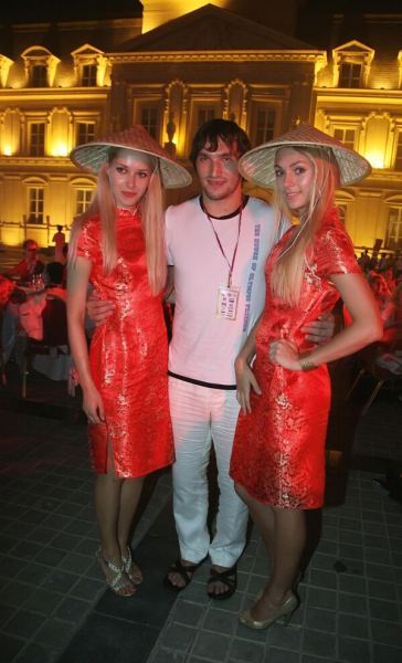 В январе 2008 года подписал с &amp;quot;Вашингтоном&amp;quot; 13-летний контракт на 124 млн долларов, став первым хоккеистом, заключившим контракт более чем на 100 млн.Скептики считали, что столь долгий срок договора расслабит Овечкина и лишит его мотивации. Спустя годы владелец &amp;quot;Вашингтон Кэпиталз&amp;quot; Тед Леонсис отмечал, что у него только одно сожаление о том контракте Овечкина – надо было его подписывать на 15 лет.В июле 2021 года был заключен новый контракт с &amp;quot;Вашингтоном&amp;quot; общей суммой 47,5 миллиона долларов – еще на 5 лет. На фото: Александр Овечкин на приеме по случаю открытия &amp;quot;Дома друзей Олимпиады&amp;quot; в замке &amp;quot;Шато Лафит&amp;quot;. Пекин, 2008 год.