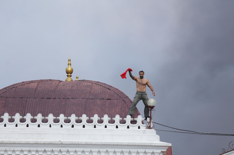 Протестующие разгромили Сингхадурбар, административную столицу Непала