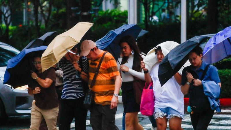 Почти 160 тысяч человек пострадали на Филиппинах от супертайфуна "Рагаса"