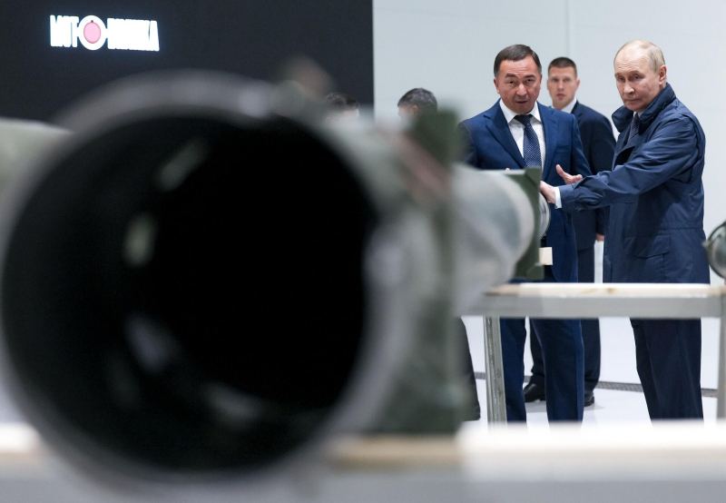 Президент РФ Владимир Путин во время осмотра экспозиции образцов вооружений и военной техники на территории ПАО Мотовилихинские заводы в Перми