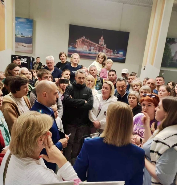 «Са-мо-лет! Са-мо-лет!»: пассажиры устроили бунт в аэропорту Екатеринбурга из-за суточной задержки рейса в Анталью