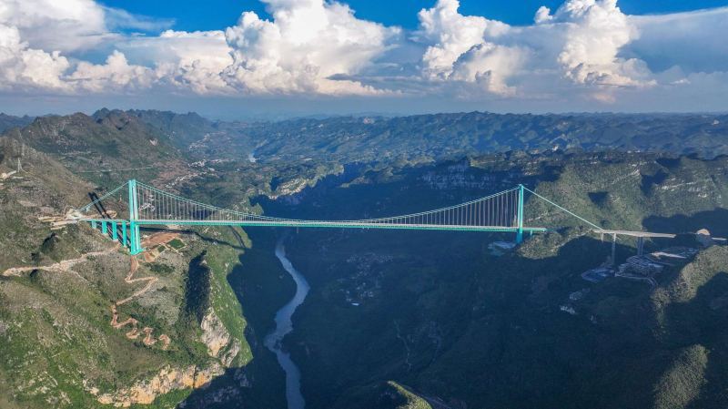 Самый высокий в мире мост открыли в Китае