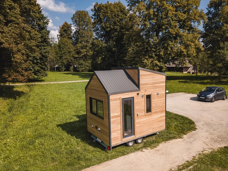 Сбежать из города по-французски: оцените крошечный дом-прицеп Hirondelle, который и стоит недорого