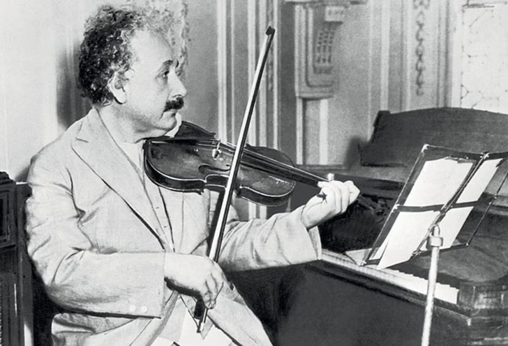 Скрипка Эйнштейна уйдет с молотка за миллионы. Рассказываем, что связывало легендарного учёного с инструментом