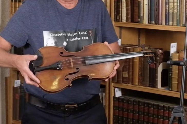 Скрипка Эйнштейна уйдет с молотка за миллионы. Рассказываем, что связывало легендарного учёного с инструментом