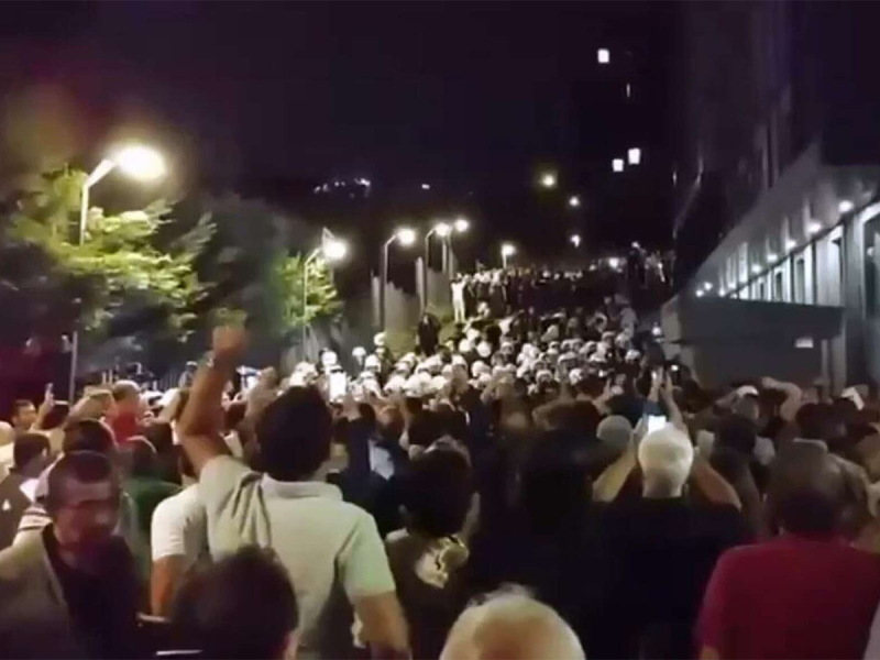 Стамбул в огне: на улицах столицы Турции не стихают протесты