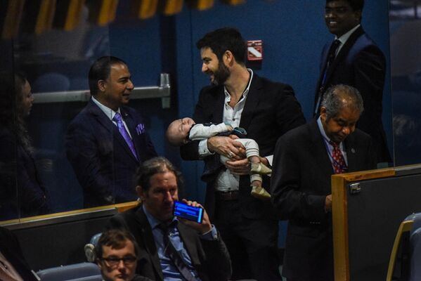 Младенец на заседанииВ 2018 году самым младшим участником заседания стал трехмесячный ребенок  – дочь премьер-министра Новой Зеландии Джасинды Ардерн.На фото: муж Джасинды Ардерн Кларк Гейфорд  держит на руках их дочь Нив во время Генеральной Ассамблеи ООН 27 сентября 2018 года в Нью-Йорке.