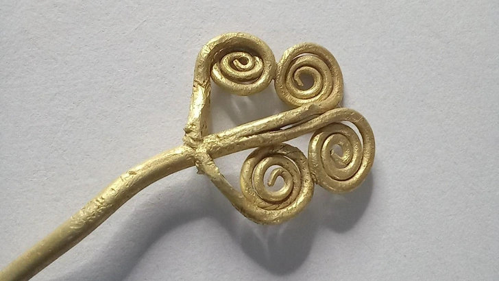 Турецкий министр показал золотую брошь из Трои. Артефакту 4500 лет