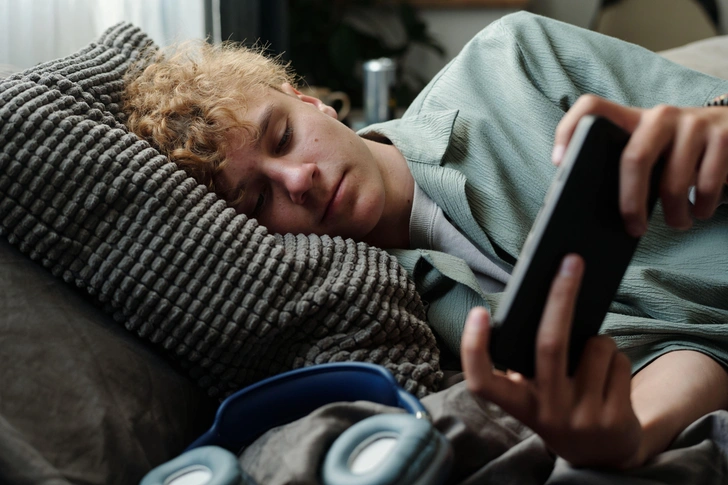 Вот счастливчики: телефон, поздние перекусы и тренировки почти не влияют на сон подростков