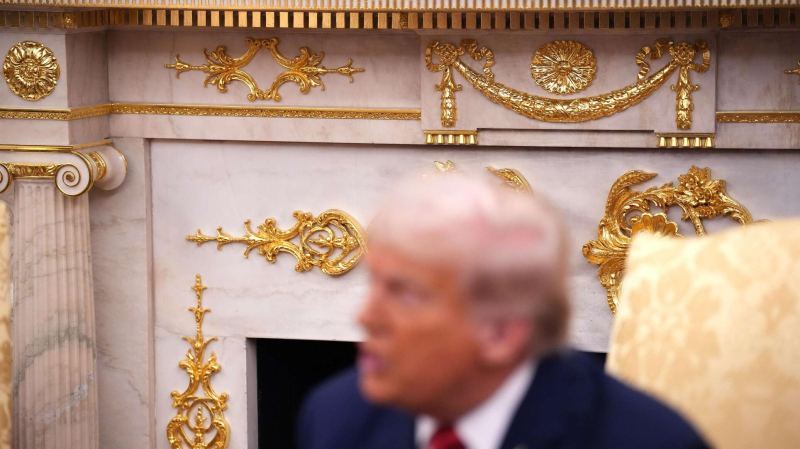 Все "сходят с ума": Трамп похвастался золотом в интерьере Овального кабинета