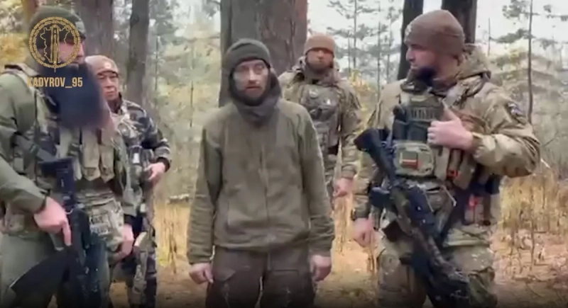 Бойцы «Ахмата» взяли в плен истощённого солдата ВСУ, пока офицеры почивали в посёлке