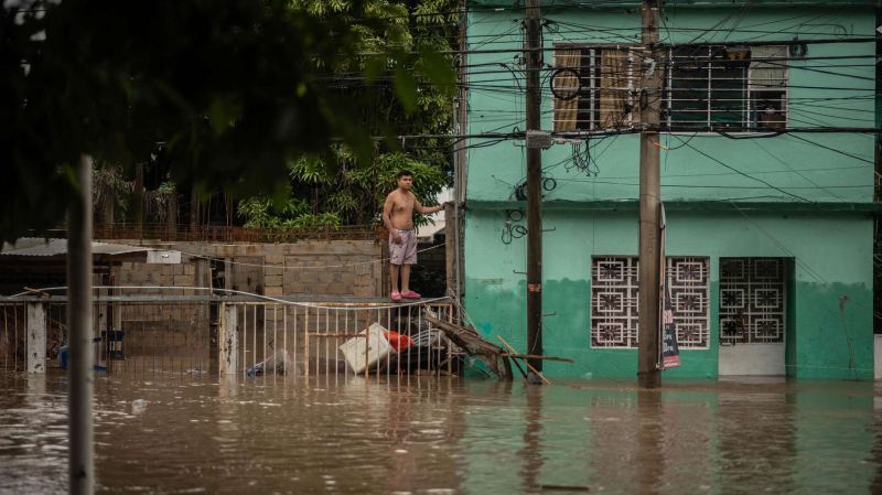 Число погибших в результате наводнений в Мексике растет