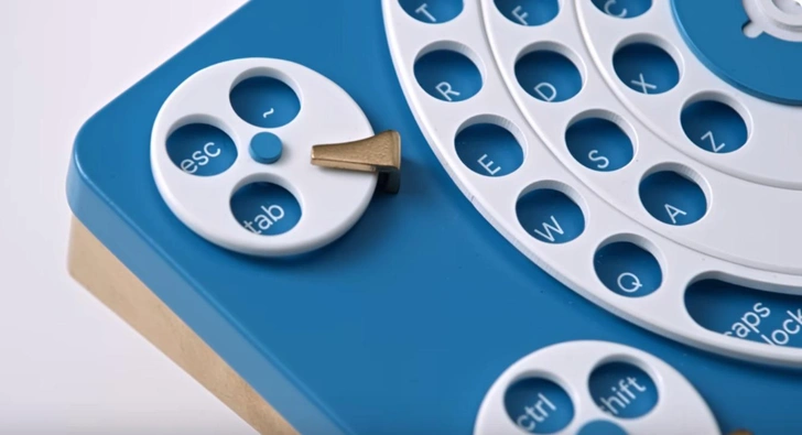 Гаджет только для бумеров: в Японии создали клавиатуру с дисковым набором (ВИДЕО)