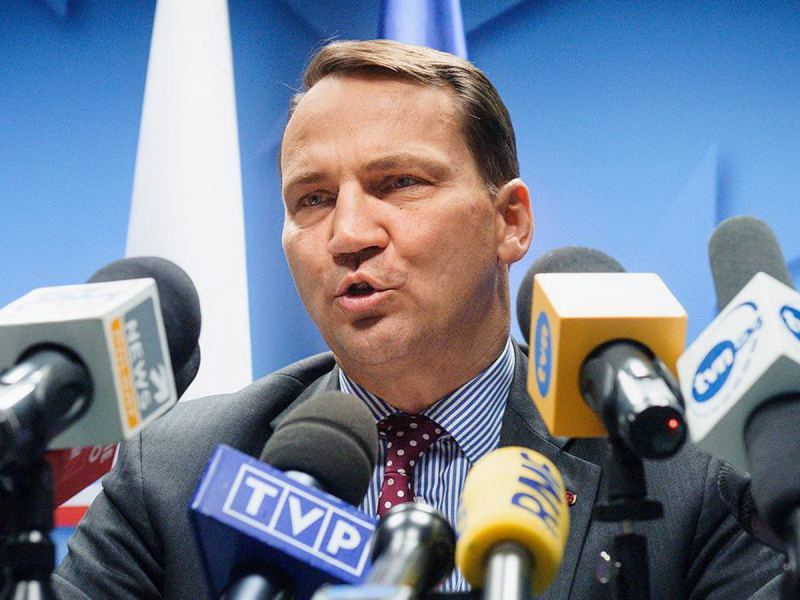 Глава МИД Польши Сикорский пригрозил посадить самолет Путина и арестовать президента РФ