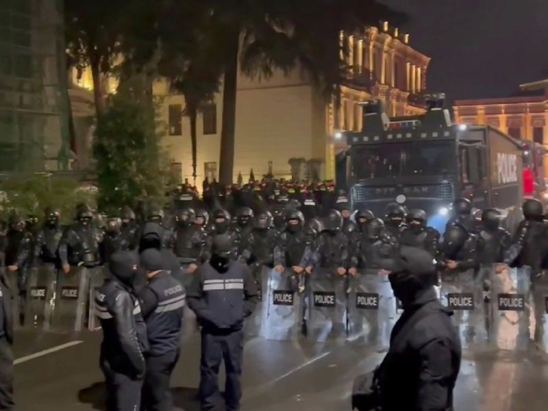 Майдан в Грузии: протестующие штурмуют дворец президента, десятки полицейских ранены