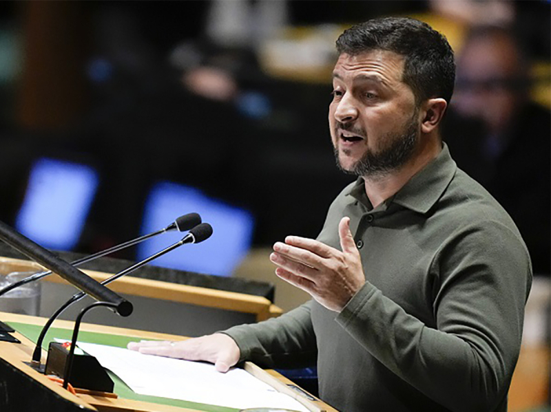 «На полном серьезе надеваете вот это»: Боуз высмеял ботинки Зеленского на Генассамблее ООН