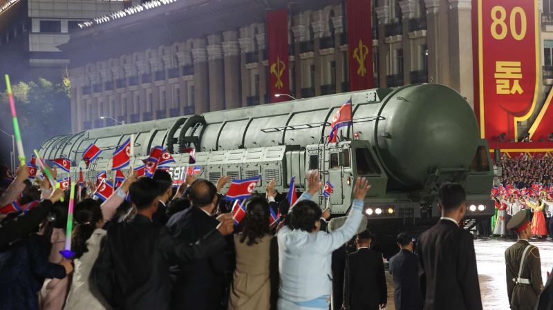 Новую межконтинентальную ракету показали на параде в КНДР