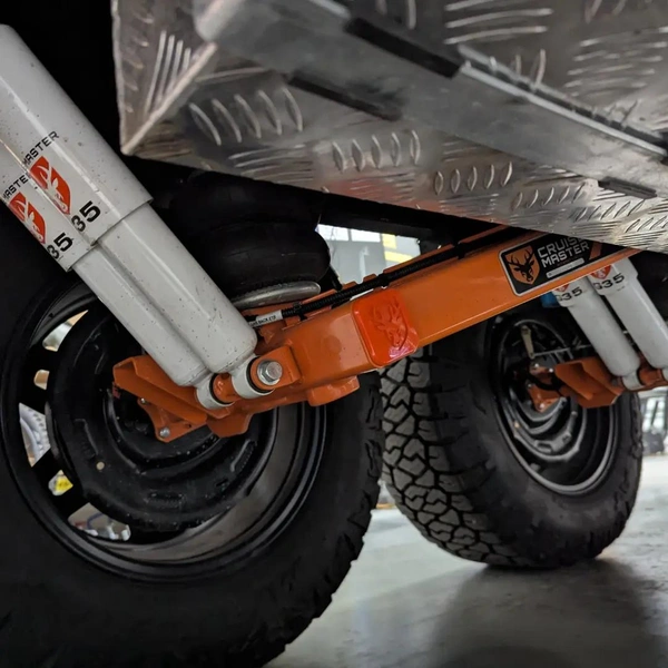 Оцените компактный австралийский дом-прицеп с отсеком для хранения велосипедов: 20 фото