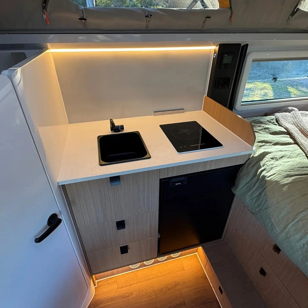 Оцените компактный австралийский дом-прицеп с отсеком для хранения велосипедов: 20 фото