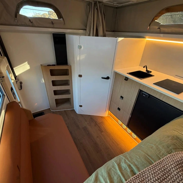 Оцените компактный австралийский дом-прицеп с отсеком для хранения велосипедов: 20 фото