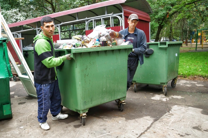 Оскорбляют, считают лентяями: почему люди начали уважать мусорщиков 5 лет назад, но быстро передумали?
