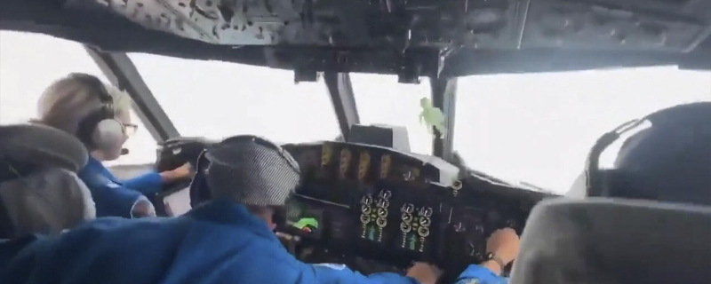 Самолет, летящий сквозь ураган Мелисса, и разрушения на Кубе и Ямайке (видео)