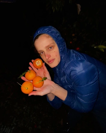 Показ Chanel в Париже открыла девушка из Абхазии Адица Берзения: как она попала в мир высокой моды